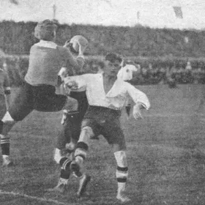 Szene aus dem ersten Endspiel im Juni 1922: HSV-Stürmer Luten Breuel (r.) muss Nürnbergs Torwart Heiner Stuhlfauth den Ball überlassen.
