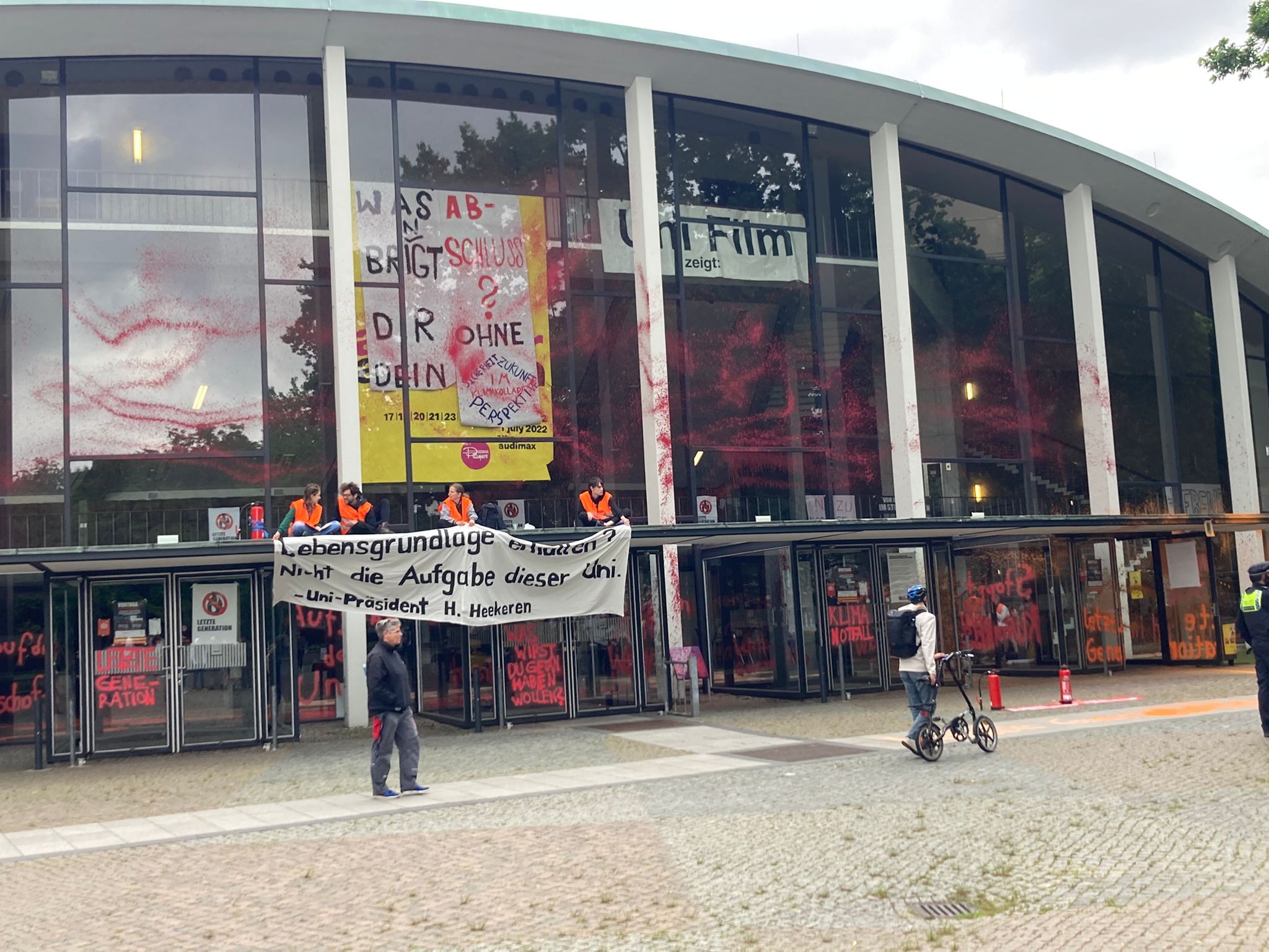 Audimax komplett besprüht – Besetzung an der Universität Hamburg