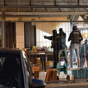 Teils mit gezogener Waffe stürmten Polizisten den Trödelmarkt.