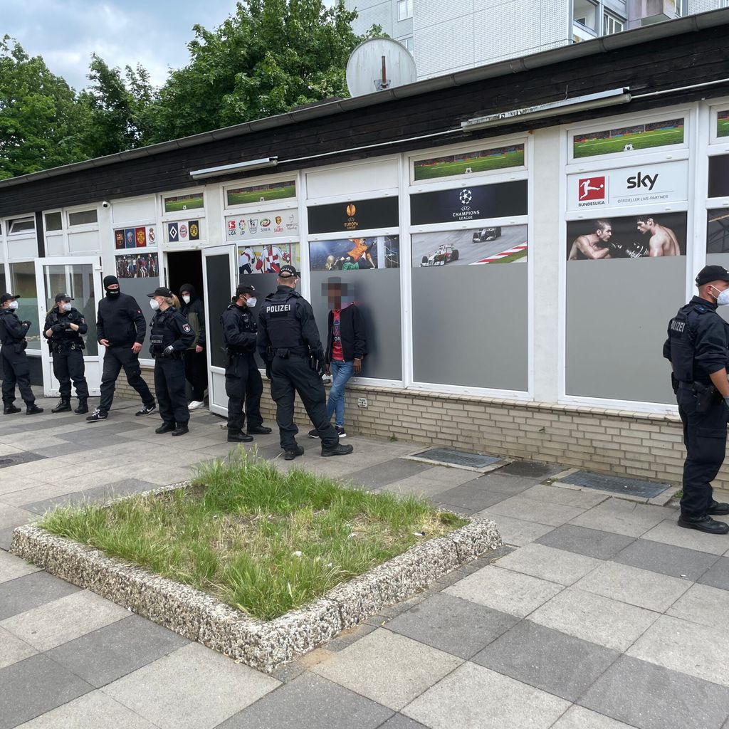 Polizeibeamten vor einem der Objekte in Hamburg-Jenfeld.