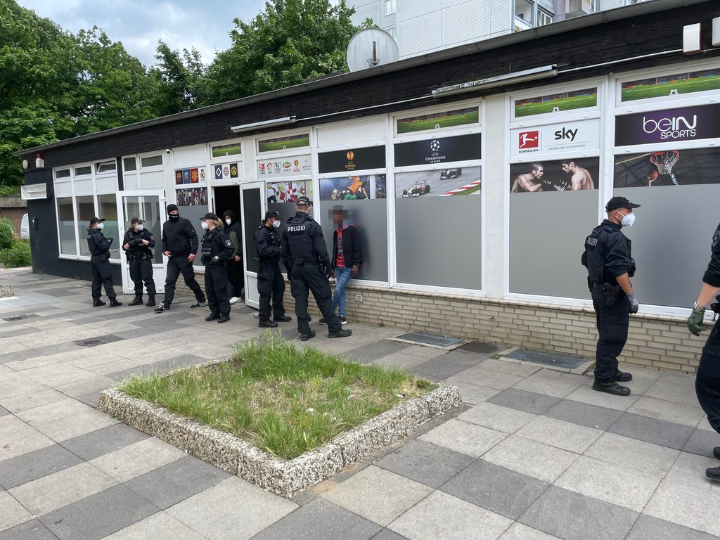 Polizeibeamten vor einem der Objekte in Hamburg-Jenfeld.