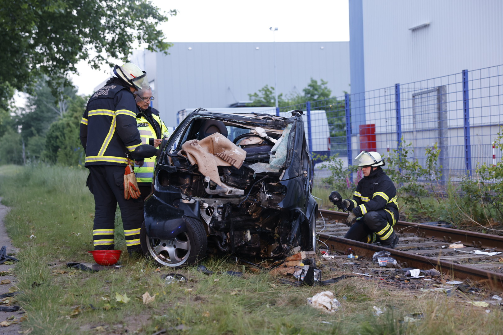 Der Smart wurde beim Aufprall gegen einen Baum völlig zerstört.