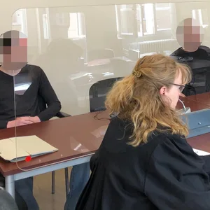 Sie sollen einen 30-Jährigen brutal angegriffen haben: Die drei Angeklagten vor dem Landgericht Hamburg.