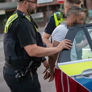 Der mutmaßliche Messerstecher wird in Rahlstedt festgenommen.