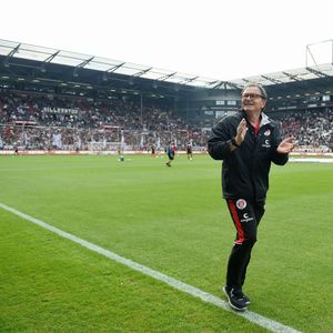 Ewald Lienen, hier im Jahr 2017 noch als Trainer des FC St. Pauli, verlässt den Kiezklub nach siebeneinhalb Jahren.