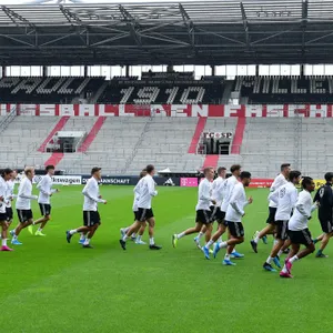 „Kein Fußball den Faschisten“: Diese Botschaft ließ der DFB im Jahr abdecken (hier ein Foto der Nationalmannschaft am Millerntor im Jahr 2019).
