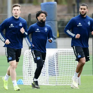 Robin Meißner (l.) und Ogechika Heil beim HSV-Training mit Josha Vagnoman (r.)