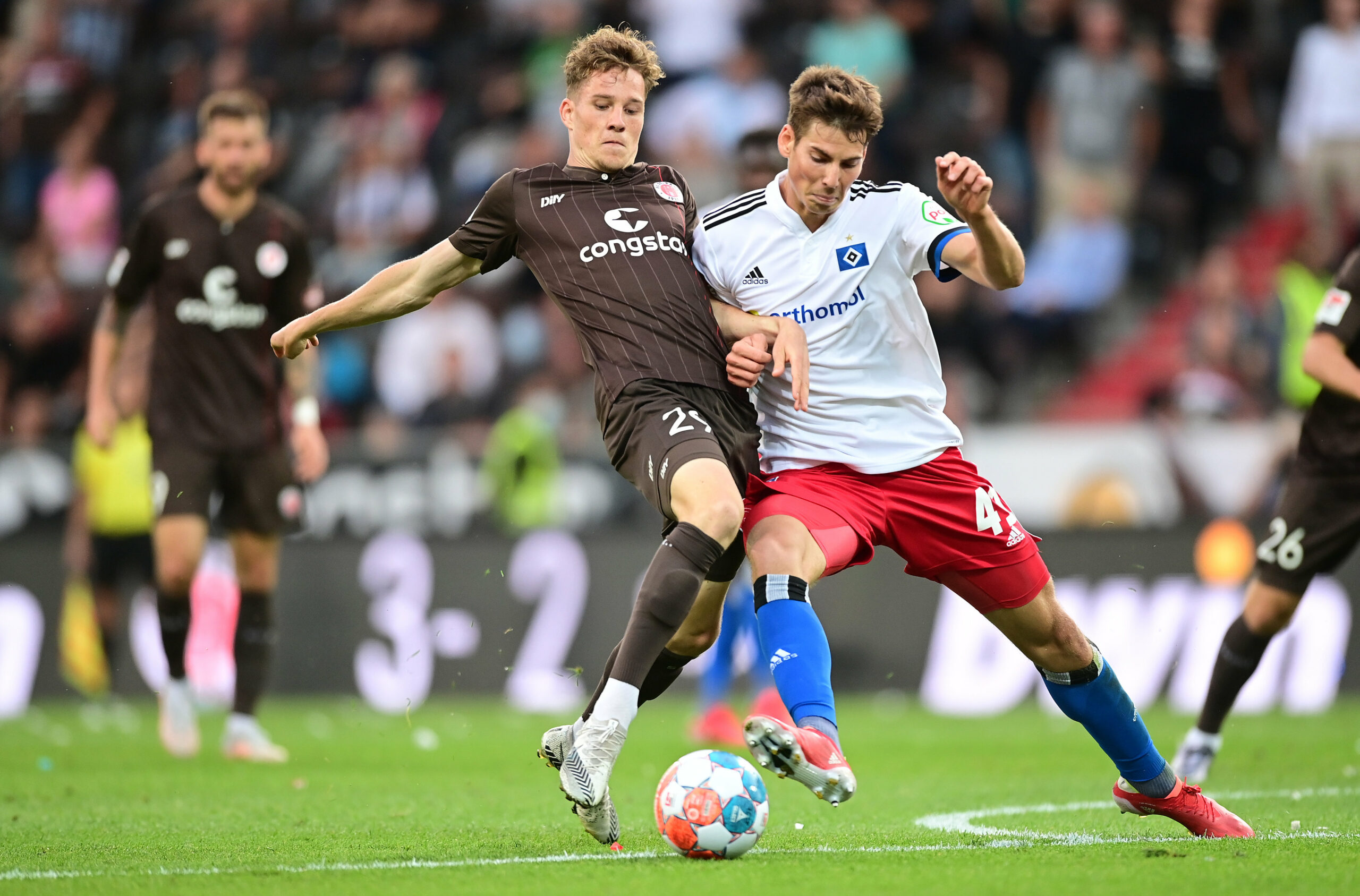Christian Viet, hier im Derby-Einsatz gegen Maximilian Rohr vom HSV, verlässt St. Pauli.