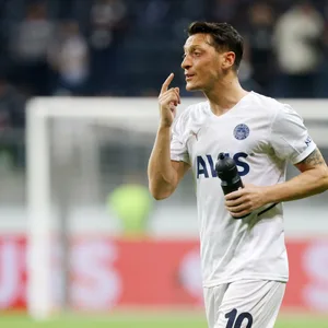 Im September 2021 durfte Mesut Özil noch für Fenerbahce spielen.