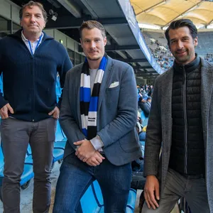 Ein Trio für eine bessere HSV-Zukunft? Der Aufsichtsratsvorsitzende Marcell Jansen (Mitte) zusammen mit den beiden Vorständen Thomas Wüstefeld (l.) und Jonas Boldt im Volksparkstadion