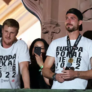 Kevin Trapp (r.) beim Empfang der Eintracht im Frankfurter Römer