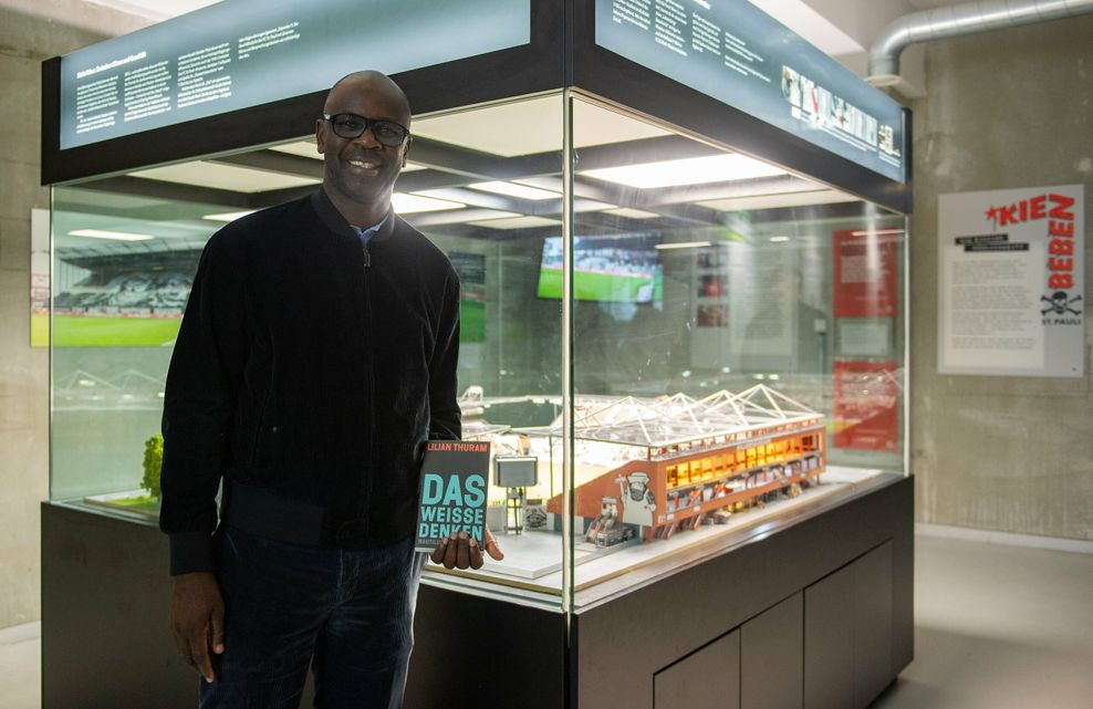 Lilian Thuram am Millerntor mit seinem Buch „Das weiße Denken“, erschienen im Nautilus-Verlag