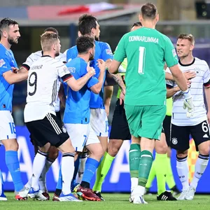 Timo Werner (l.) und der spätere Torschütze Joshua Kimmich legen sich mit einigen italienischen Spielern an.