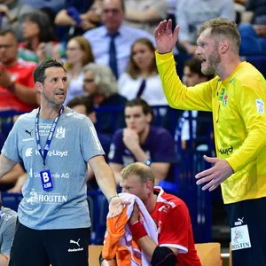 Trainer Toto Jansen (l.) und Torwart Jogi Bitter konnten die schwache HSVH-Vorstellung gegen Stuttgart kaum fassen.