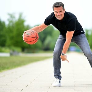 Raoul Korner mit Basketball in der Hand