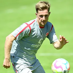Gekauft, nicht geliehen: Johannes Eggestein bei seinem ersten St. Pauli-Training mit Ball