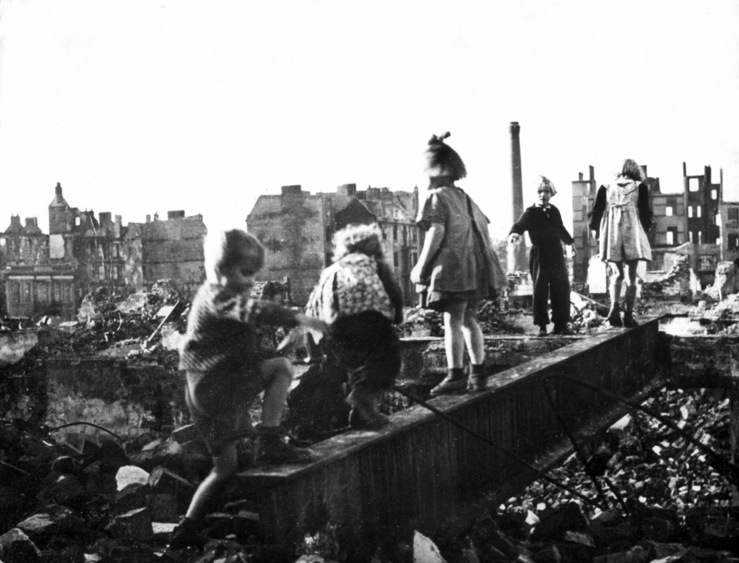 Der Krieg ist vorbei – Neubeginn für Hamburg: Kinder spielen in den Trümmern, die von ihrer Heimatstadt übrig geblieben sind.