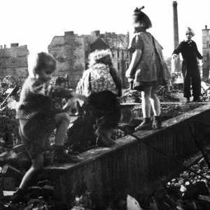 Der Krieg ist vorbei – Neubeginn für Hamburg: Kinder spielen in den Trümmern, die von ihrer Heimatstadt übrig geblieben sind.
