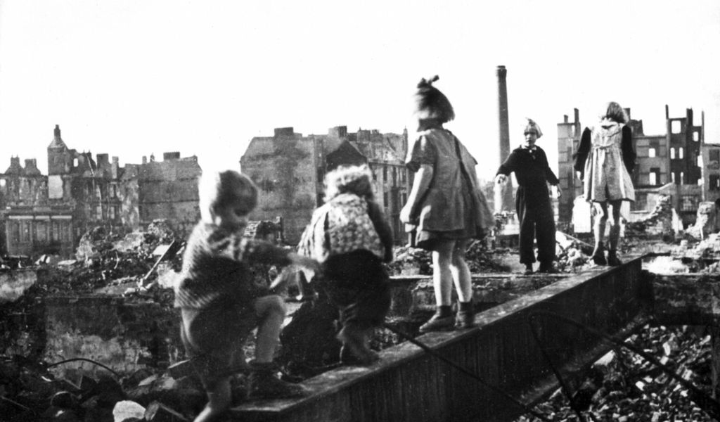 Der Krieg ist vorbei – Neubeginn für Hamburg: Kinder spielen in den Trümmern, die von ihrer Heimatstadt übrig geblieben sind.