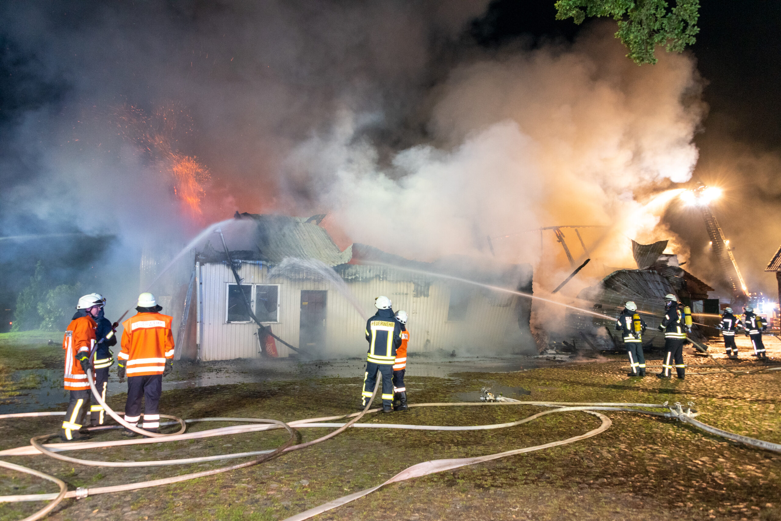 In einem Gewerbegebäude in Zeven ist am Donnerstagabend ein Feuer ausgebrochen.