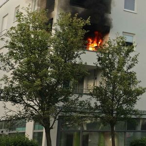Großeinsatz in Rostock – Fitnessgerät brennt lichterloh auf Balkon