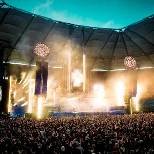 Blick auf eine leuchtende Bühne im Volksparkstadion