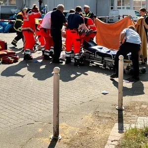 Rettungskräfte schirmen einen Verletzten ab.