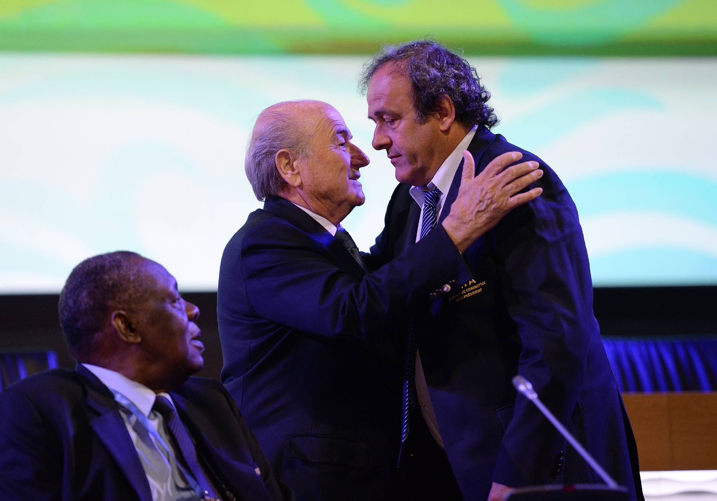Joseph Blatter und Michel Platini begrüßen sich