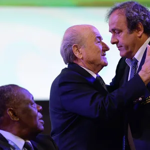 Joseph Blatter und Michel Platini begrüßen sich