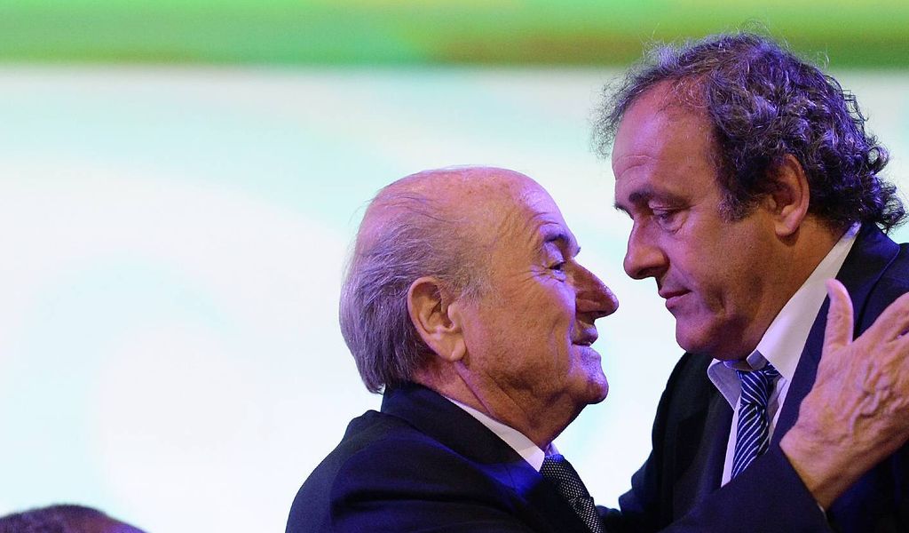 Joseph Blatter und Michel Platini begrüßen sich