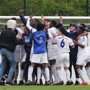 Schon 2017 kickte die U17 des Niendorfer TSV, die hier einen Auswärtssieg feiert, in der Bundesliga