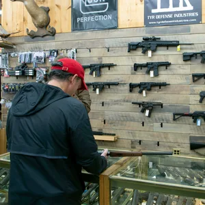 In den USA ist der Zugang zu Waffen leicht: ein Mann an einer Vitrine in einem Waffengeschäft