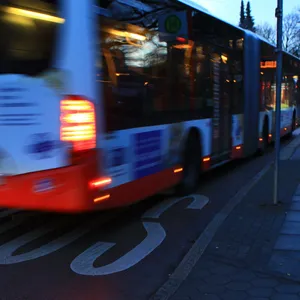 Ein 51-Jähriger ist auf dem Harburger Ring bei Rot über die Straße gegangen – er wurde von einem Bus erfasst (Symbolfoto).