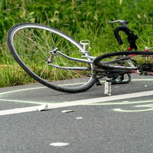 Ein Fahrrad liegt auf einer Straße