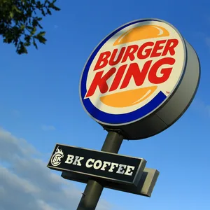 Ein Schild von Burger King in Hamburg (Symbolbild).