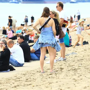 Sommerliche Tage mit bis zu 27 Grad dürften viele Hamburger:innen an den Elbstrand locken.