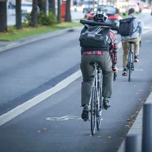 Fahrradfahrer unterwegs auf der Veloroute auf dem Ballindamm