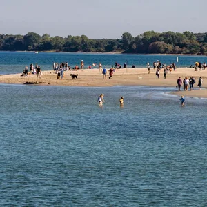 Menschen am Badestrand auf der Halbinsel Priwall, Ostseebad Travemünde