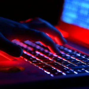 Die Gefahr eines Hackerangriffs auf Hamburgs Stromversorgung ist laut Umweltsenator Jens Kerstan (Grüne) durchaus real (Symbolbild).