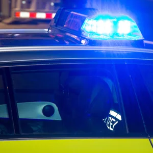 Ein Polizeiauto im Einsatz (Symbolbild)