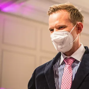 Virologe Hendrik Streeck empfiehlt zur Fußball-WM eine Maske.