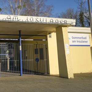 Im „Sommerbad am Insulaner“ in Berlin gab es am Montag eine Massenschlägerei.