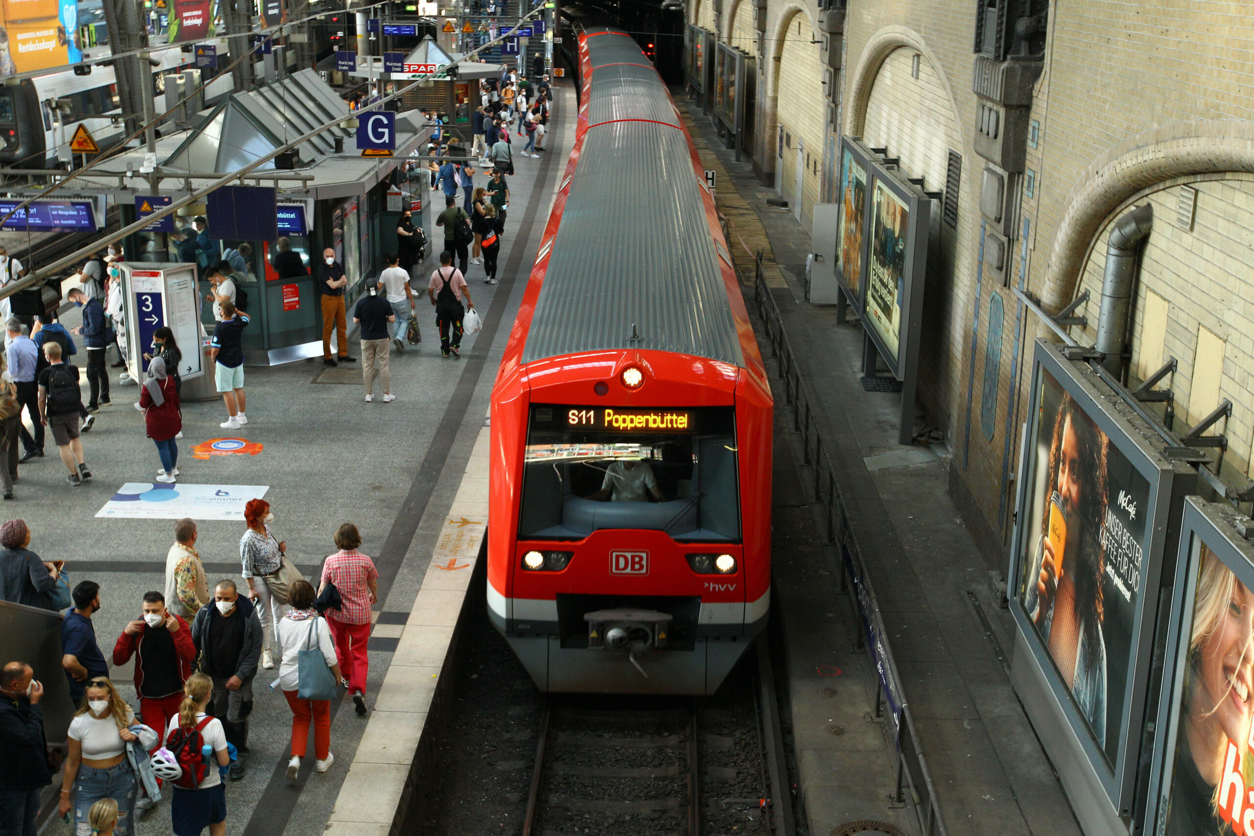 S-Bahn der Linie S-11 fährt in in den Hamburger Hauptbahnhof