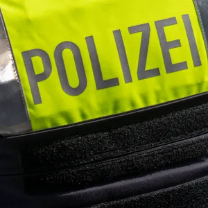 Die Polizei ermittelt in Altentreptow nach dem Fund einer Kinderleiche auf einem Spielplatz (Symbolbild).