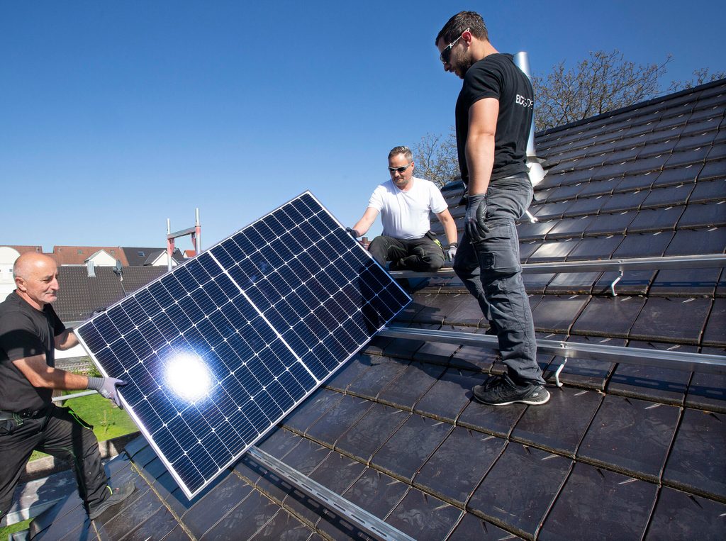 Bisher werden Solaranlagen in Hamburg vor allem auf Dächern gebaut – doch die Initiative „SoliSolar” will jetzt Mini-Balkonkraftwerke fördern. (Symbolbild)