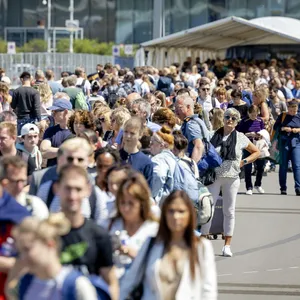 Die Schlange reichte bis weit vor die Terminals: Reisende warten Anfang Juni vor dem Flughafen Schiphol.