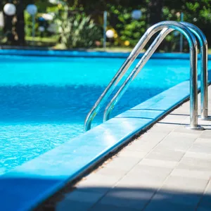 Eine Zweijährige ist am Freitagabend in einem Pool in der Nachbarschaft ertrunken. (Symbolbild)
