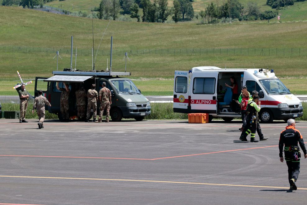 Such- und Rettungsteams in der Nähe der Absturzstelle