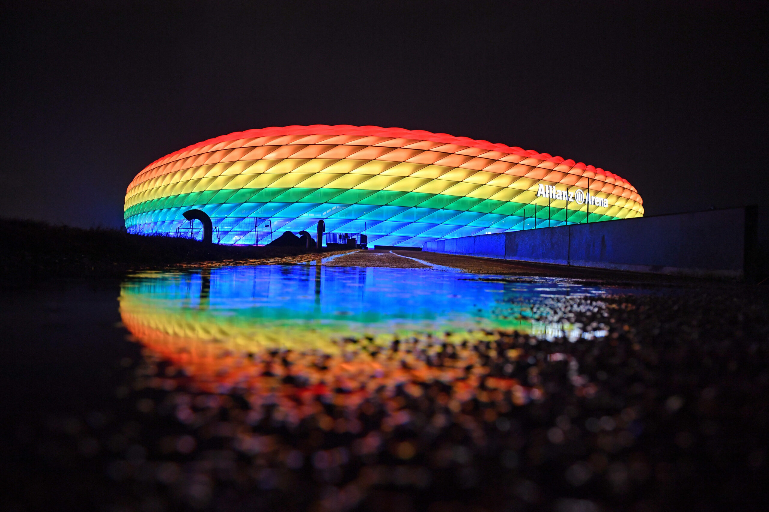 Die Allianz Arena erstrahlt in den LGBTQ+ Farben.