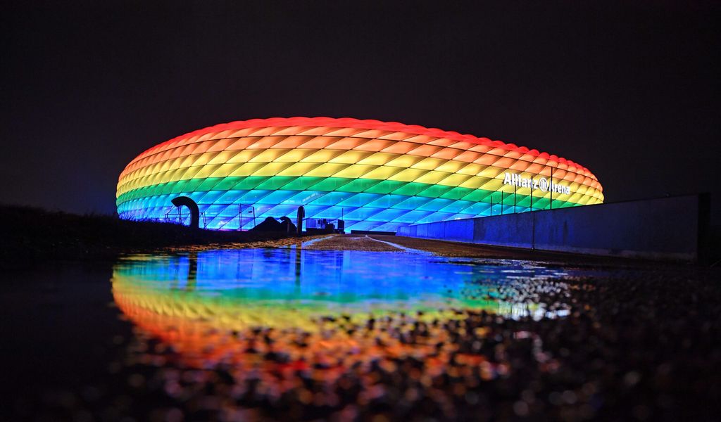 Die Allianz Arena erstrahlt in den LGBTQ+ Farben.